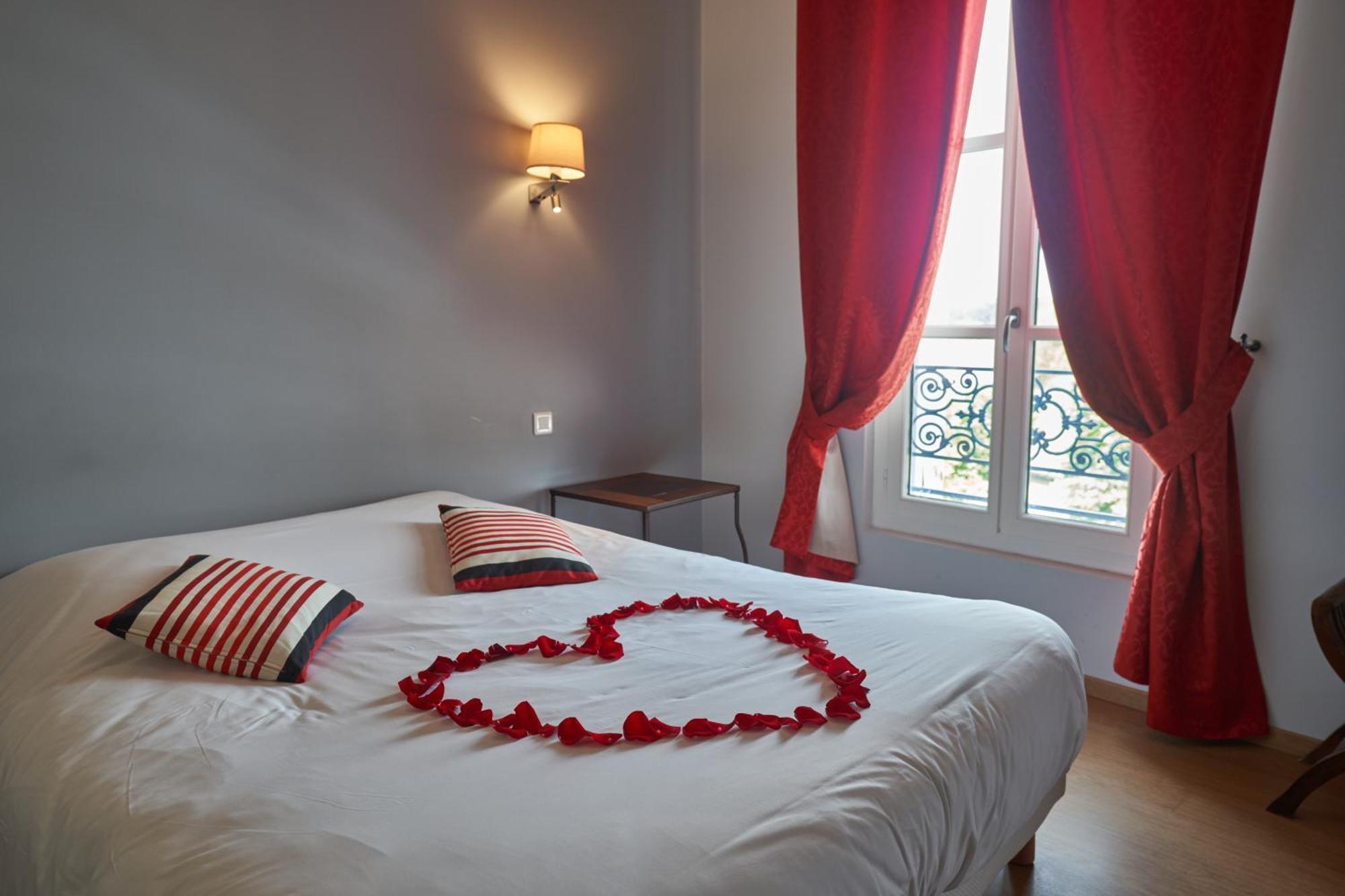 Logis Hotel De La Tour ليبورن المظهر الخارجي الصورة
