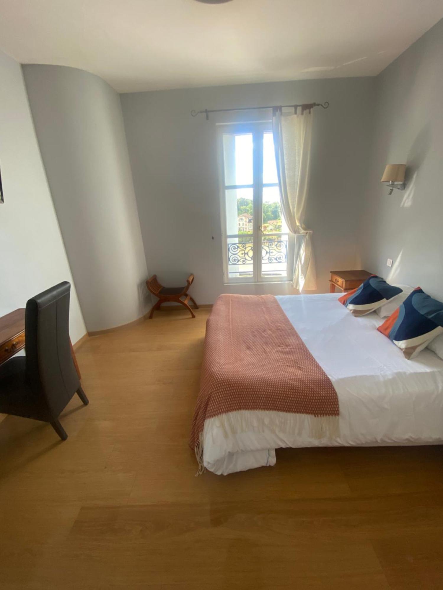 Logis Hotel De La Tour ليبورن المظهر الخارجي الصورة